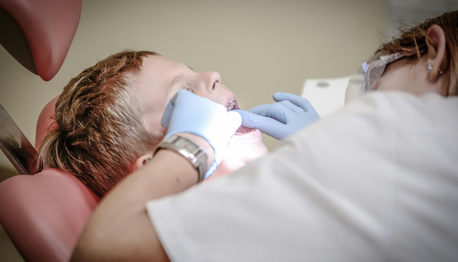Zobārsts bērnam labo zobus
